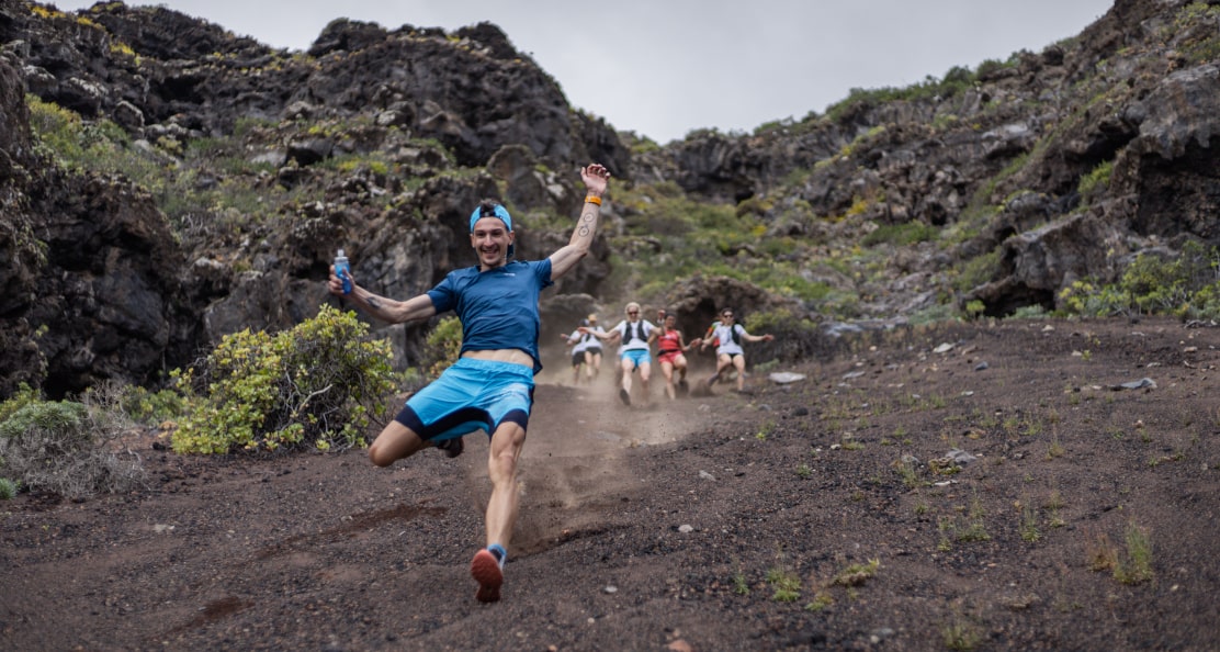 Bieganie w terenie. Jak zbiegać szybko i bezpiecznie? Poznaj rady Bartka Przedwojewskiego!