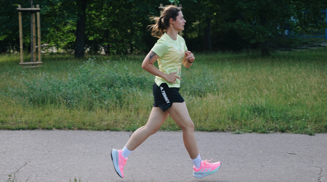 Recenzja adidas Adistar CS, czyli spełnione marzenie kanapowych leniuchów i wygodnych biegaczy